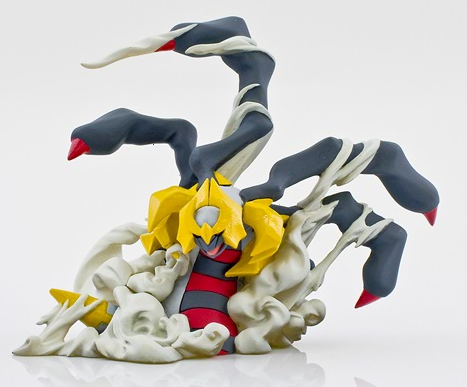 Figura de Giratina en el lanzamiento de Pokémon Platino