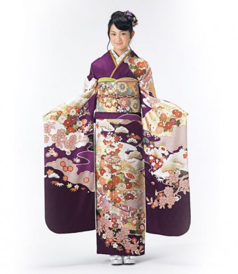 Furisode, kimono con las mangas largas que denota que una mujer no está casada.