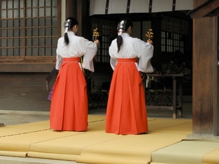 Doncellas Miko en el Año Nuevo japonés.