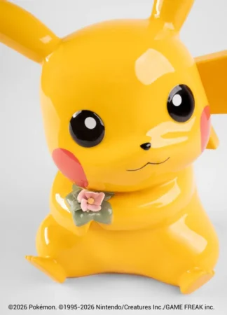 Escultura de porcelana Lladró de Pikachu sosteniendo una flor, serie numerada.