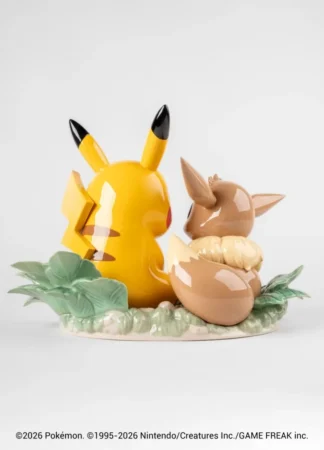 Vista posterior de la escultura de porcelana de Pikachu y Eevee, mostrando el volumen y acabado de la pieza.