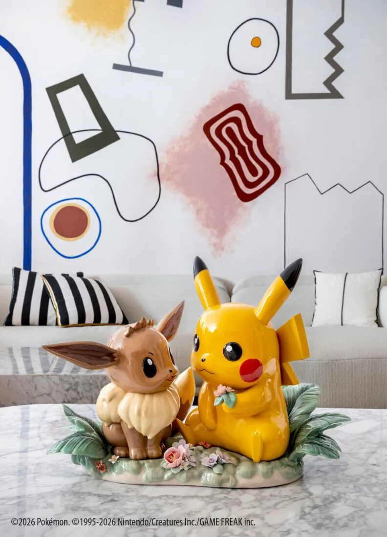 Escultura de lujo de Pikachu y Eevee de Lladró decorando un salón como objeto de arte.