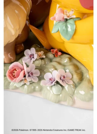 Detalle de las flores de porcelana hechas a mano en la base de la escultura de Pikachu y Eevee.