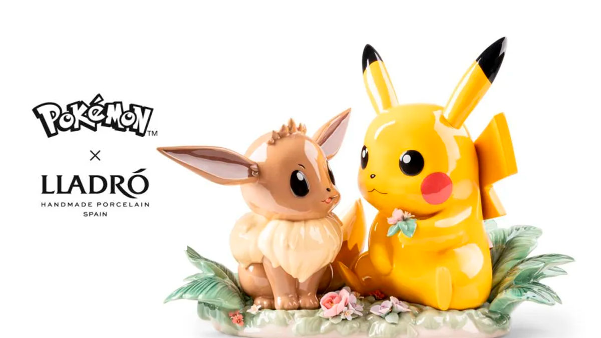 Escultura de porcelana Pikachu y Eevee de Lladró con logotipos oficiales de la colaboración.